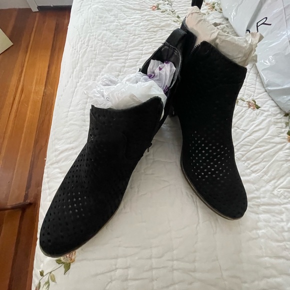 Lucky boot bootie size 8.5 black eyelet holes in suede - Picture 2 of 4